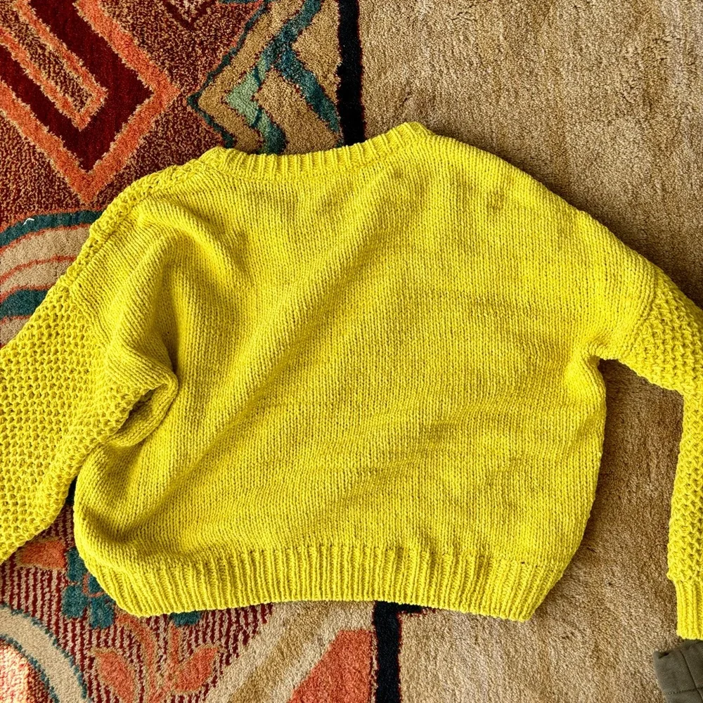 Chartreuse sweater - Picture 2 of 3